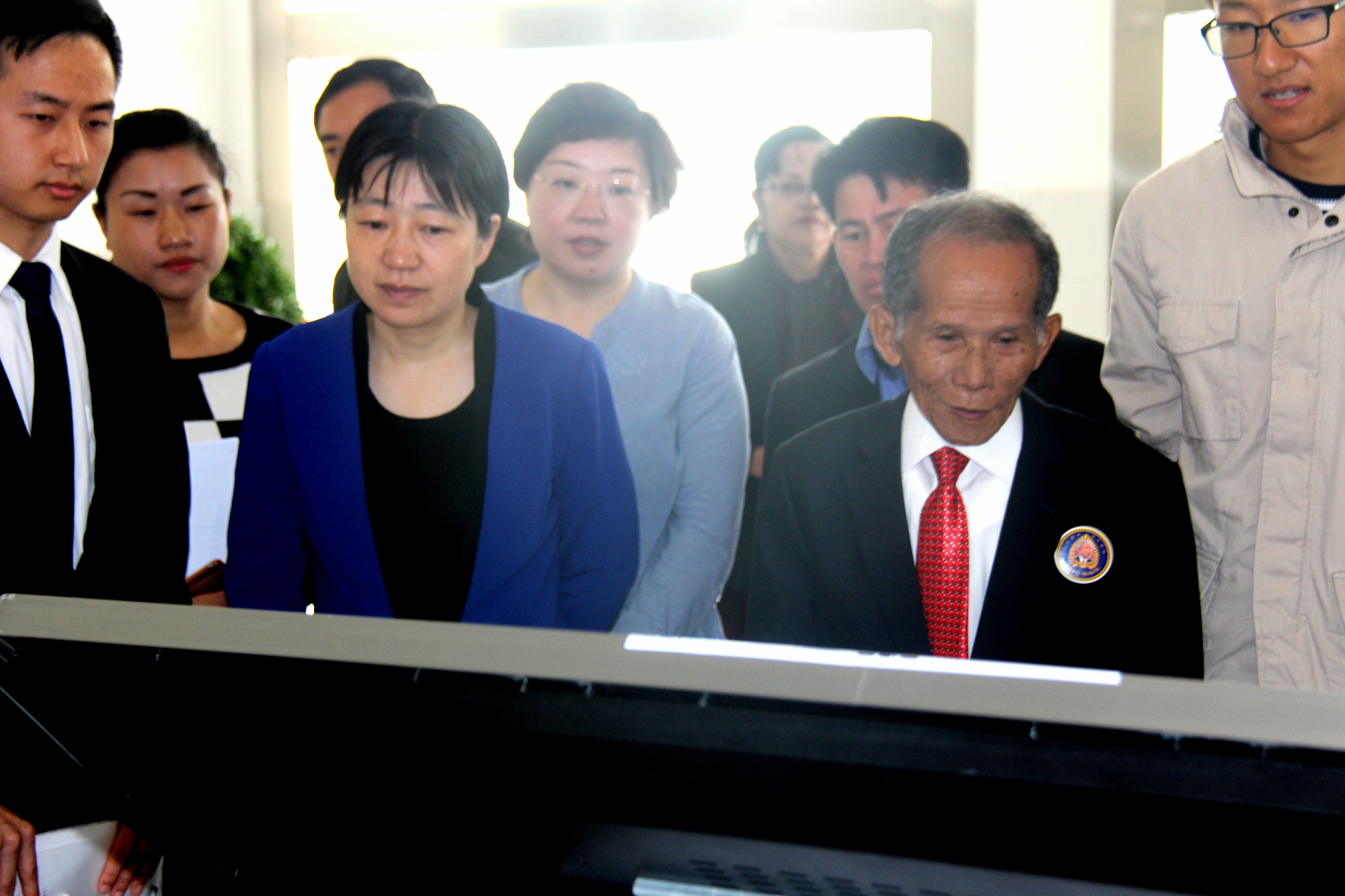 柬埔寨奉新比克党干部考察团来湖北恩施市考察教育信息化