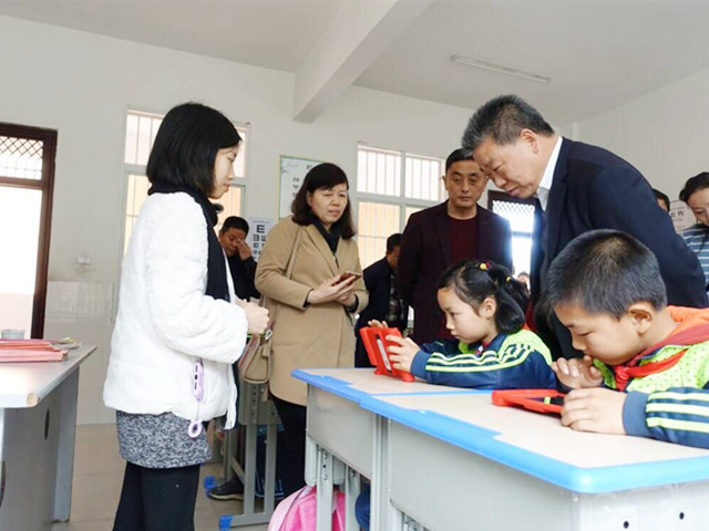 （丹江口）乡村教学点上“双师课堂”引来兄弟学校“取经”，