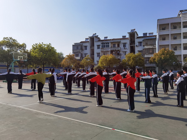 钟祥长寿路学校1000余名师生闪亮登场角逐校园操赛